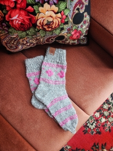 Góralskie, wełniane skarpety - różowe paski