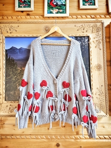 Kolorowy sweter z szerokimi rękawami - WALENTYNA (szary w czerwone serduszka)