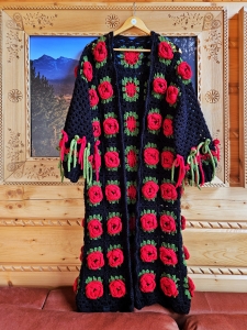 Sweter FIONA - Góraleczka długa (czarna w czerwone róże)