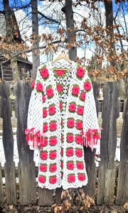 Sweter FIONA - Góraleczka długa (biała w malinowe róże)